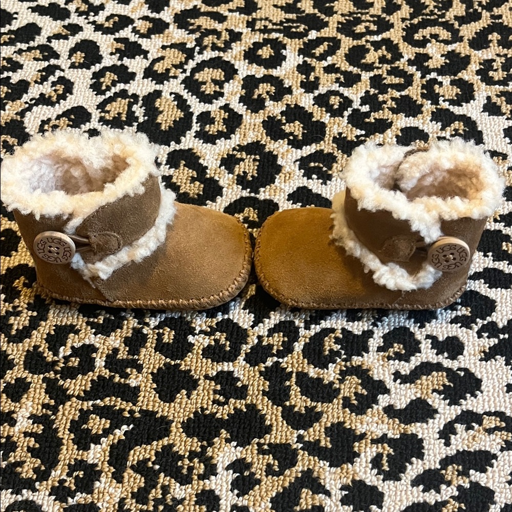 UGG Tan Infant Boots with Cream Fur - Picture 4 of 6